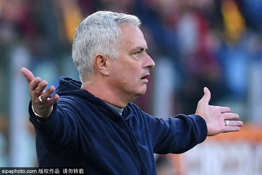 你好像从90年代就呼吁商业电影，这在理论界当时也是一个比较大的举动，一个大事情，我们不知道那是出于一个什么状况?郝建:我有一句名言，是我自封的，叫做最是先锋邓丽君。